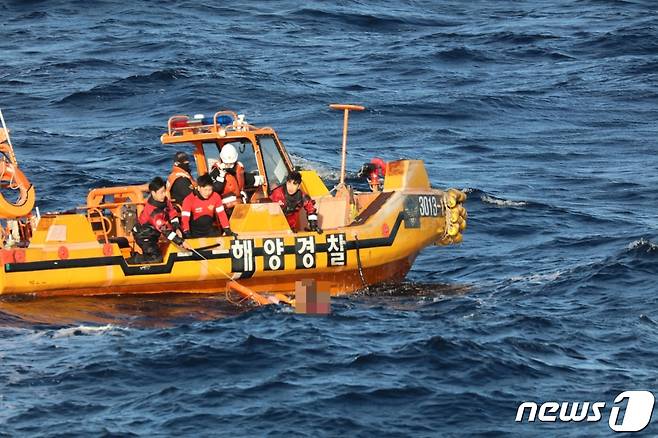 지난 20일 0시께 전북 군산시 어청도 남서쪽 124㎞ 해상에서 중국어선 A호(239톤·승선원 15명)가 원인을 알 수 없는 사고로 침몰했다. 이 사고로 현재까지 4명이 숨지고 2명이 실종상태다.(군산해경 제공)© 뉴스1