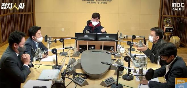 원희룡 국민의힘 대선 경선 후보(왼쪽에서 두번째)와 현근택 변호사(오른쪽에서 두번째)가 설전을 벌이는 모습. (유튜브채널 'MBC라디오' 갈무리) © 뉴스1