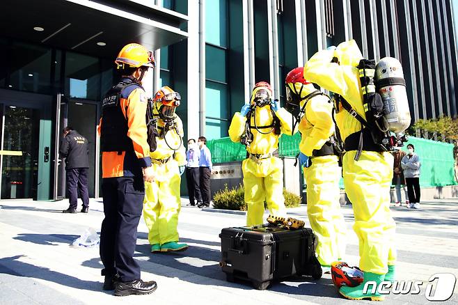 소방대원들이 23일 서울 금천구 가산동의 한 건물 신축공사 현장에서 발생한 이산화탄소 누출사고와 관련, 진압작전을 준비히고 있다. (서울소방재난본부 제공) 2021.10.23/뉴스1