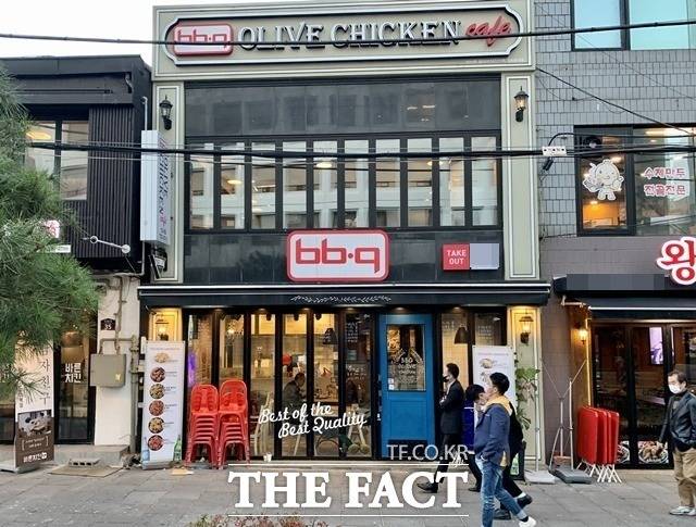 치킨프랜차이즈 제너시스BBQ가 정보통신망법상 명예훼손 혐의로 기소된 BBQ 전 가맹점주에 대한 서울중앙지방법원의 1심 판결에 대해 의문이라는 입장을 발표했다. /이민주 기자