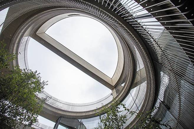 그라운드시소 서촌이 있는 복합 문화 공간 ‘브릭웰’은 서촌의 촘촘한 골목에 자리 잡고 있다. 브릭웰 중정에서 위를 바라 본 모습. / 이신영 영상미디어 기자