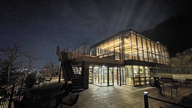 건축가 이충기·김진숙이 설계해 ‘서울시 건축상’ 우수상을 받은 ‘인왕산 초소책방’의 야경. / 박근희 기자