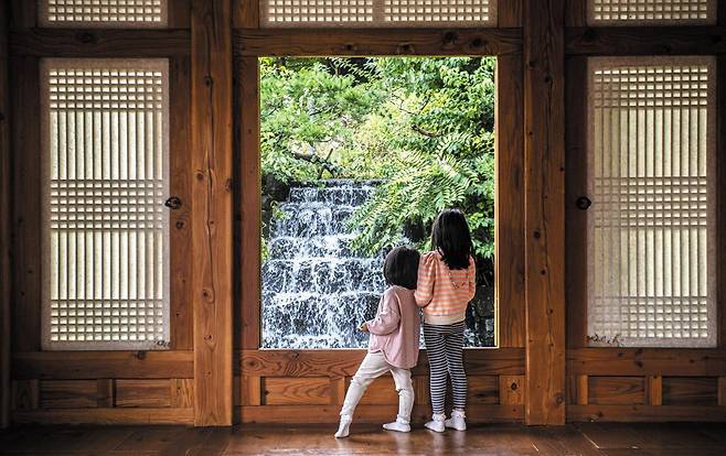 ‘진경산수화길’ 코스에 있는 ‘청운 문학 도서관’. 한옥 공공도서관으로 조경이 잘돼 있어 쉼표를 찍기 좋다. / 이신영 영상미디어 기자