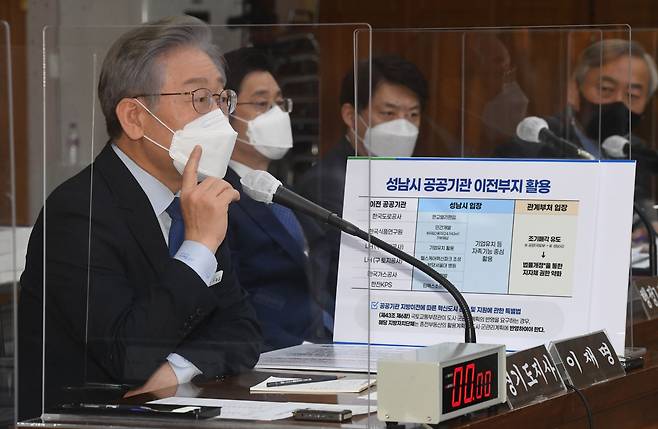 더불어민주당 대선 후보인 이재명 경기도지사가 20일 경기도 수원시 경기도청에서 열린 국회 국토교통위원회의 경기도에 대한 국정감사에서 백현동 특혜의혹에 대한 질의에 답하고 있다./국회사진기자단