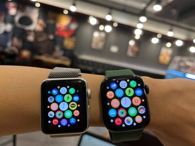 애플워치3 38mm 모델(왼쪽)과 애플워치7 41mm 모델(오른쪽) 화면 및 베젤 비교.ⓒ데일리안 최은수 기자