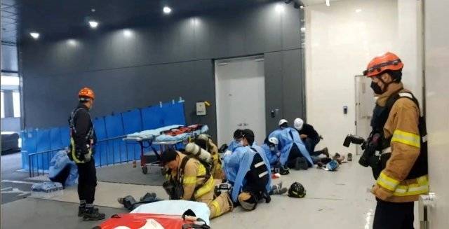 23일 서울 금천구 가산동의 한 신축 공사 현장에서 화재진압에 사용되는 약품인 소화 약제가 터지는 사고가 발생한 가운데 출동한 구급대원들이 심폐소생술(CPR)을 실시하고 있다. 2021.10.23. 사진 소방당국 제공