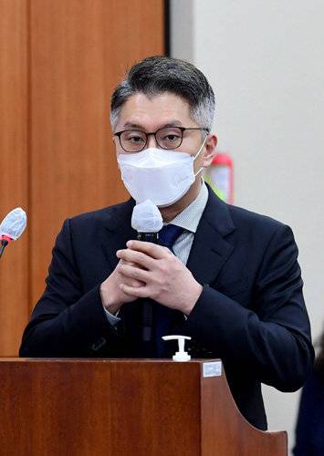 5일 서울 여의도 국회에서 열린 과학기술정보방송통신위원회의 방송통신위원회 등에 대한 국정감사에서 나선 류긍선 카카오모빌리티 대표가 의원 질의에 답하는 모습. 사진공동취재단