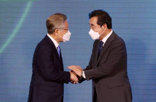 더불어민주당 이재명(왼쪽), 이낙연 대선 경선 후보가 3일 인천 연수구 송도컨벤시아에서 열린 인천 순회합동연설회 및 2차 슈퍼위크 행사에서 결과 발표 후 악수하고 있다.  연합뉴스