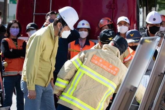 오세훈 서울시장이 23일 이산화탄소 누출 사고가 발생한 서울 금천구 가산동의 한 건물 신축공사 현장을 찾아 현장 상황을 보고받고 있다. (사진=뉴스1)