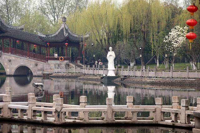 시탕 입구 공원의 우구냥 조각상. Ⓒ최종명