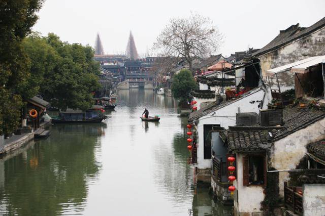 시탕 환수교에서 바라본 도랑과 객잔으로 변한 가옥. Ⓒ최종명