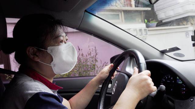 신씨가 가전 점검을 예약한 고객의 집을 향해 운전하고 있다. 휴식도, 식사도 전부 움직이는 차 안에서 대충 해결한다. 고객 집에서 화장실을 이용할 수 없어 음료는 거의 마시지 않고 버틴다.