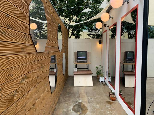 서울 강동구 천호동 성매매 집결지 텍사스촌의 유리방을 재현한 모습. 여성인권상담소 소냐의집은 천호동의 성매매 역사를 기록하기 위해 '기록, 시간을 기억하다' 전시회를 열었다. 전세은 인턴기자