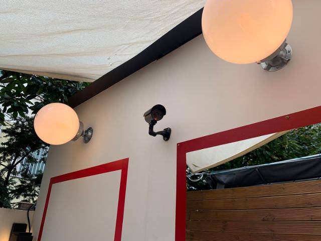 유리방 앞에 설치돼 있던 폐쇄회로(CC)TV. 피해 여성들은 탈출을 시도하다 실패하면 담뱃불로 온몸이 지져지기도 했다. 일하는 중은 물론 쉬는 순간에도 이곳을 벗어날 수 없었다. 전세은 인턴기자