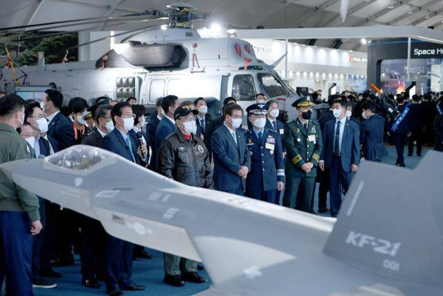 문재인 대통령이 20일 경기 성남시 서울공항에서 열린 2021 서울 국제 항공우주 및 방위산업 전시회에서 한국형 차세대 전투기인 KF-21에 대해 설명을 듣고 있다. 성남=왕태석 선임기자