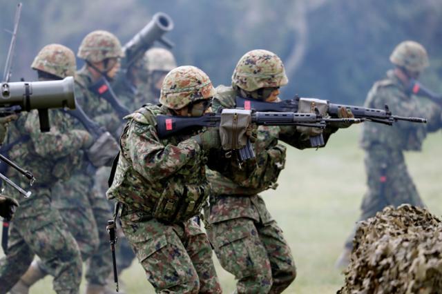 일본 육상자위대가 지난 2018년 4월 규슈 사세보에서 훈련하고 있다. 사세보=로이터 연합뉴스 자료사진