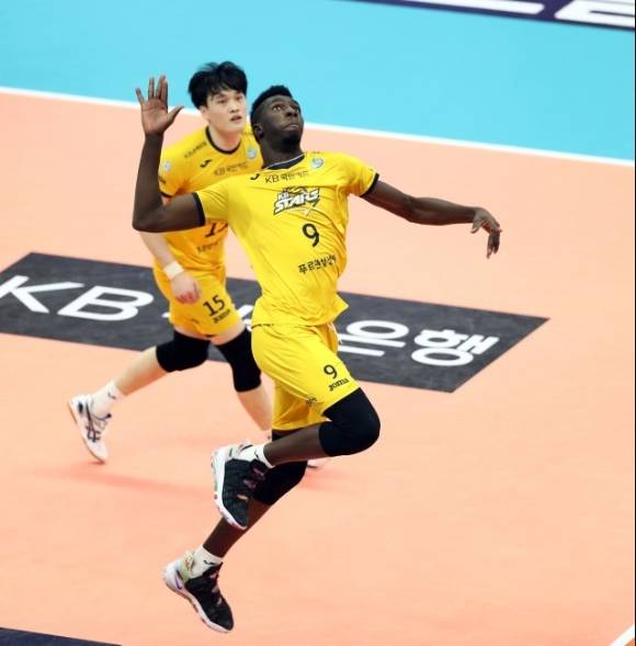 KB손해보험 주포 케이타는 발목이 좋지 않은 가운데 23일 치른 한국전력과 원정 경기에서 38점으로 활약했다. 그러나 소속팀이 세트 스코어 1-3으로 역전패를 당하면서 빛이 바랬다. [사진=발리볼코리아닷컴]