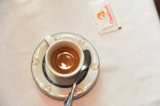 이탈리아 사람들이 즐겨 마시는 에스프레소. 설탕을 한 스푼 넣고 무성의하게 저은 뒤 마시면 처음엔 쓰고 고소한 맛이 나중엔 산뜻하고 단맛이 느껴진다. 최승표 기자