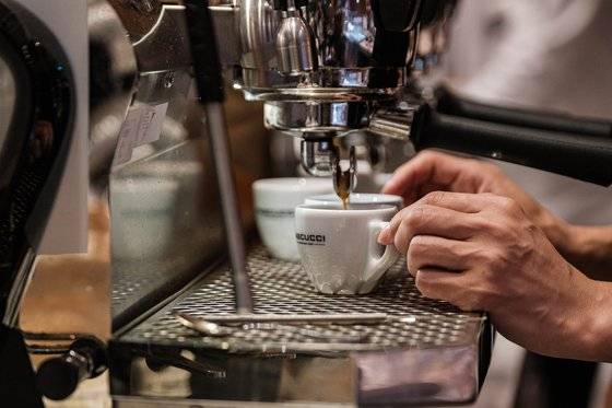 이탈리아 정통 레시피의 에스프레소는 7g의 원두에 88도~93도의 뜨거운 물로 30초 이내에 뽑은 약 25mL 이내의 커피를 의미한다. 사진 조원진