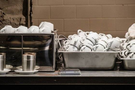 한 모금에 털어 넣을 수 있는 작은 잔에 제공되는 만큼 한 사람이 한 번에 두 세잔씩 마시는 경우가 많다. 덕분에 에스프레소 바에는 수많은 작은 잔이 쌓여있는 풍경을 쉽게 볼 수 있다. 사진 조원진