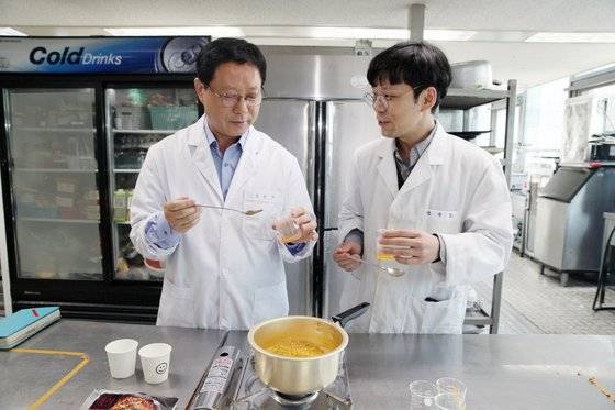 조삼래 하림산업 대용식품개발팀 담당(왼쪽)이 라면 연구를 하고 있다. [사진 하림]