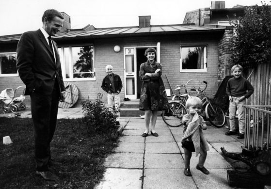 1969년 스웨덴 총리로 임명된 직후 근대적 타운하우스 앞에서 가족과 함께 한 팔메. 미국의 케네디 대통령과 비교된다. [사진 아카넷]