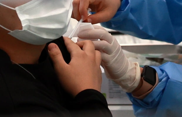 23일 오전 서울 관악구민종합체육센터에 마련된 신종 코로나바이러스 감염증(코로나19) 백신 접종센터를 찾은 시민이 백신 접종을 받고 있다. 사진=연합뉴스