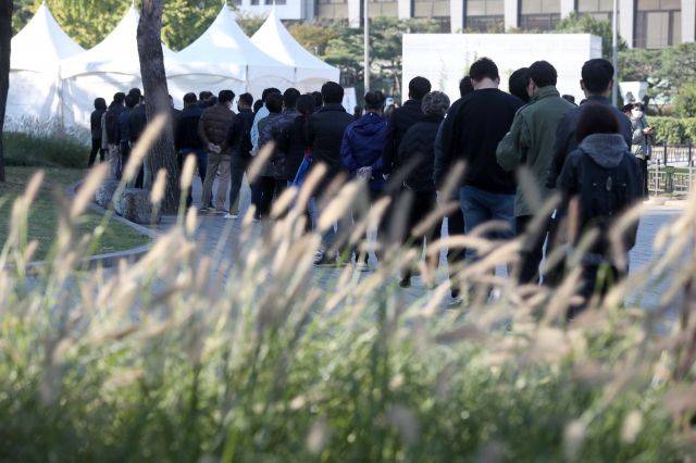 지난 22일 오전 서울 종로구 흥인지문(동대문) 인근에 설치된 선별진료소에서 시민들이 검사를 받기 위해 줄을 서고 있다. 뉴시스