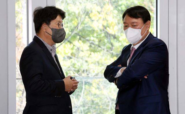 국민의힘 대선 주자 윤석열 전 검찰총장이 지난 17일 기자회견에 앞서 권성동 종합상황본부장과 얘기를 나누고 있다. 최종학 선임기자