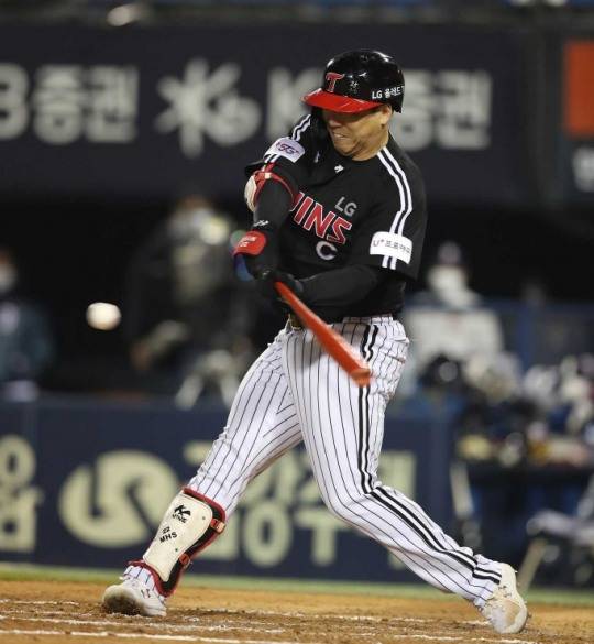 LG는 김현수가 1회초 선제 3점홈런을 날렸으나 두산의 거센 추격에 말려 결국 3-3으로 승부를 가리지 못했다.[사진 LG 트윈스]