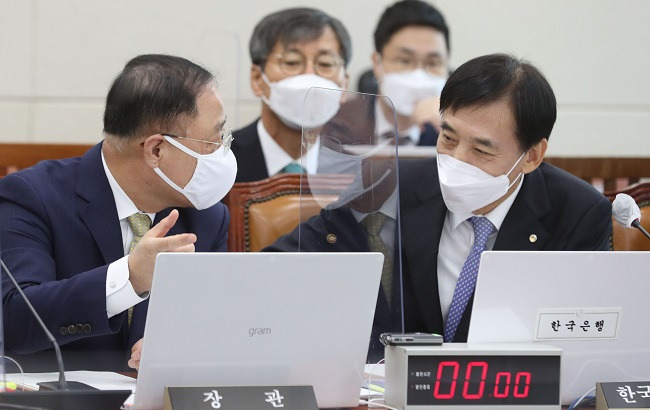 홍남기 경제부총리 겸 기획재정부 장관(왼쪽)과 이주열 한국은행 총재가 21일 오전 서울 여의도 국회에서 열린 기획재정위원회의 기획재정부, 한국은행 등에 대한 종합감사에서 대화하고 있다. [국회사진기자단]