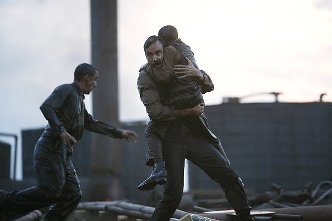 유정탑 화재 사건으로 부상을 입은 HW 플레인뷰를 아버지 다니엘이 안고 안전한 곳으로 옮기고 있다. 다니엘은 분명 HW를 사업에 동원했지만, 아들을 향한 애정이 없었던 건 아니다.<사진 제공=미라맥스>