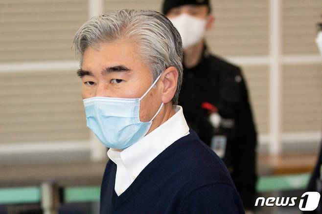 성 김 미국 국무부 대북 특별대표가 23일 인천국제공항을 통해 입국하고 있다. 김 대표는 24일 노규덕 외교부 한반도교섭본부장과 만나 북한 핵문제 등 한반도 주요 현안에 대해 논의할 예정이다. /사진제공=뉴스1