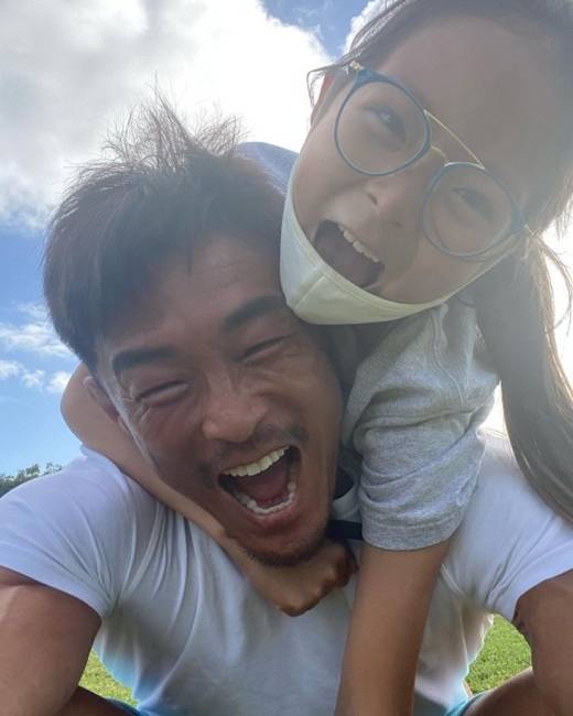 22일 방송된 KBS2 '연중 라이브'에서는 이종격투기 선수 추성훈, 모델 야노 시호 부부의 하와이 저택이 전파를 탔다. 사진은 추성훈(왼쪽)과 딸 추사랑 양. /사진=추성훈 인스타그램