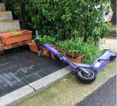 길가에 방치된 공유킥보드[트위터 갈무리]