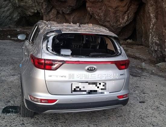 23일 오전 울릉일주도 사동 물레치기 구간에 1톤가량의 떨어진 돌이 차량을 덮치는 사고가 발생해 타고있던 일가족 3명이 다쳐 병원으로 긴급 이송됐다(독자제공)