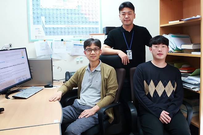 (왼쪽부터)DGIST 에너지공학전공 이호춘 교수, 이홍경 교수, 조영성 석사과정생 *재판매 및 DB 금지