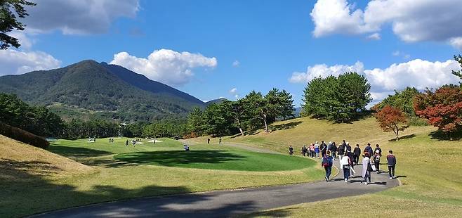 [부산=뉴시스]23일 부산 기장에 위치한 LPGA 인터내셔널 부산에서 열린 BMW Ladies Championship 3R에서 일부 갤러리들이 선수를 따라 이동하고 있다. 2021.10.23. *재판매 및 DB 금지