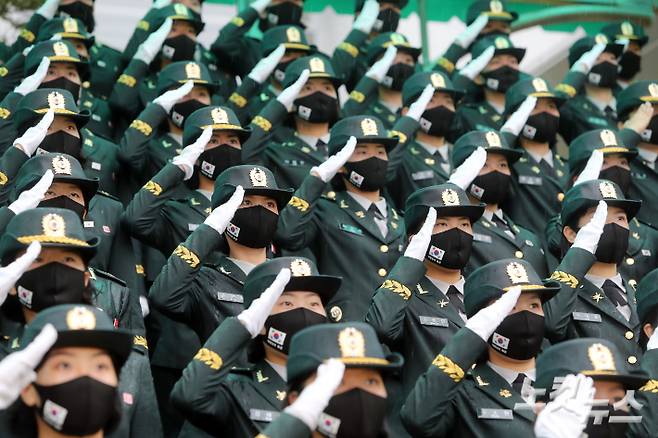 지난 8월 27일 오전 전북 익산시 육군부사관학교에서 열린 '21-2기 부사관 임관식'에서 신임 부사관들이 거수경례를 하고 있다. 이날 임관식에서는 여군 402명을 포함해 신임 부사관 487명이 하사 계급장을 달았다. 사진공동취재단