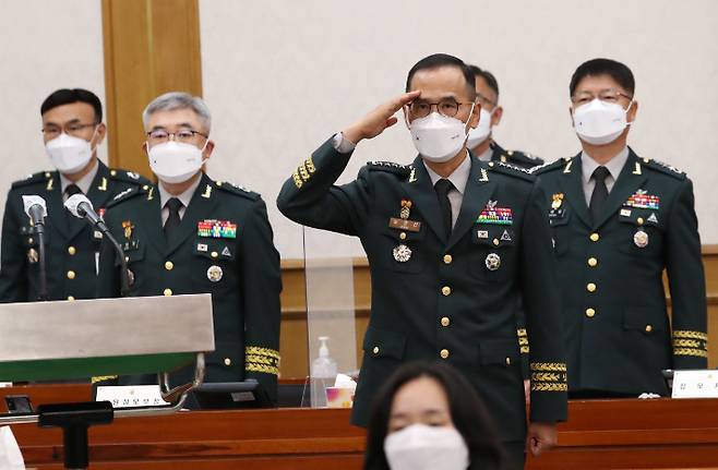지난  13일 오전 충남 계룡대 육군본부에서 열린 국회 국방위원회의 국정감사에서 남영신 육군 참모총장이 경례하고 있다. 연합뉴스