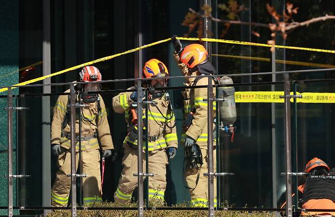 23일 오전 이산화탄소 누출사고가 발생한 서울 금천구 가산동 데이터허브센터에서 소방대원들이 나오고 있다. 이날 누출 사고로 21명의 사상자가 발생했고 이중 2명은 병원 이송 중 심폐소생술을 받았으나 사망한 것으로 확인됐다. 연합뉴스
