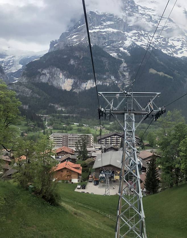 곤돌라를 타고 풍광을 즐기며 휘르스트(2168m)에 오를 수 있다. 그린델발트 높은 곳에서 전망대 역할을 한다.
