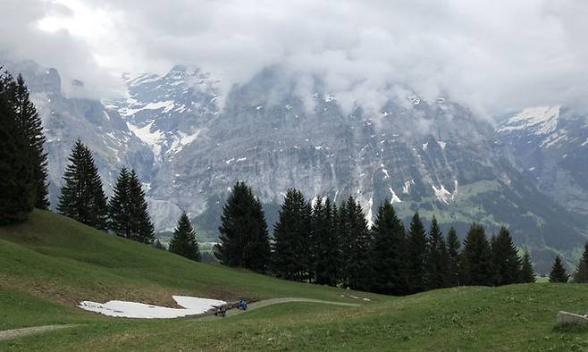1955m 슈렉펠트 정거장에서 출발한 휘르스트 마운트카트는 30여분을 달려 1570m 보어트 정거장에서 멈춘다. 무동력으로 경사를 따라 내려가며 아이거를 바라본다.