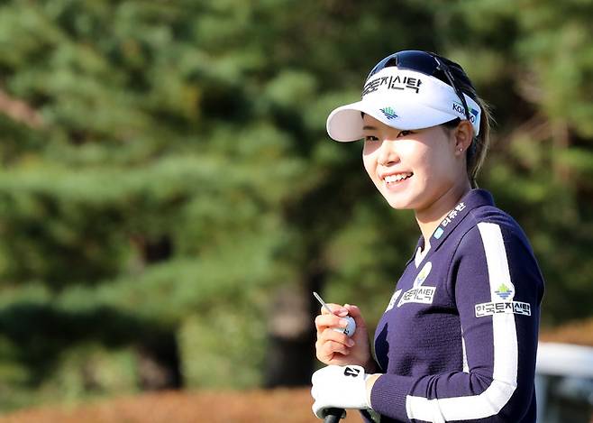 23일 부산 기장군 LPGA 인터내셔널 부산에서 열린 미국 여자프로골프(LPGA) 투어 BMW 레이디스 챔피언십 3라운드에서 임희정이 드라이브샷을 하기 앞서 미소를 짓고 있다. 연합뉴스