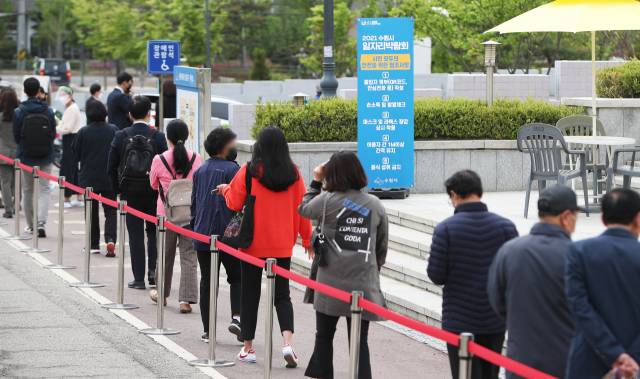 지난 4월 28일 경기 수원시 장안구 수원종합운동장에서 열린 ‘2021 수원시 일자리박람회’ 행사장에 관람객이 줄지어 들어가고 있다. /수원=연합뉴스