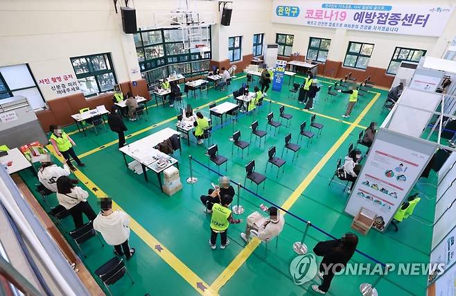 70% 달성 임박한 코로나19 백신 접종률 (서울=연합뉴스) 홍해인 기자 = 23일 오전 서울 관악구민종합체육센터에 마련된 신종 코로나바이러스 감염증(코로나19) 백신 접종센터를 찾은 시민들이 백신 접종을 받기 위해 차례를 기다리고 있다. 
    코로나19 예방접종대응추진단(추진단)에 따르면 코로나19 백신을 권고 횟수대로 모두 맞아 접종 완료자가 된 사람은 이날 0시 기준으로 누적 3천563만50명이다. 우리나라 인구(작년 12월 기준 5천134만9천116명) 대비 접종 완료율은 69.4%이고, 18세 이상 성인 대상 접종 완료율은 80.7%로 처음으로 80%를 넘었다. 2021.10.23 hihong@yna.co.kr