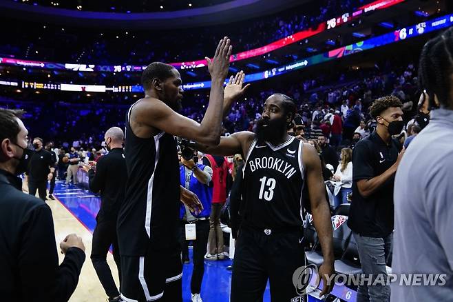 시즌 첫 승을 기뻐하는 브루클린의 하든(13번)과 듀랜트.  [AP=연합뉴스]
