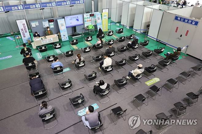 70% 향해가는 백신 접종완료율 [연합뉴스 자료사진]