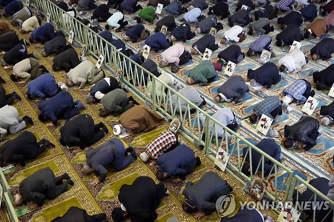 이란 금요일 모스크 예매 재개 (테헤란 EPA=연합뉴스) 22일(현지시간) 이란의 수도 테헤란의 한 모스크에서 무슬림들이 예배하고 있다. 2021.10.23 photo@yna.co.kr
