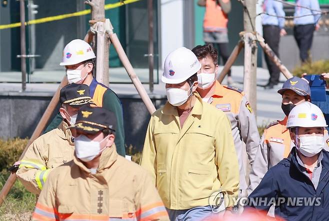 금천구 사고 현장 살펴보는 오세훈 서울시장 (서울=연합뉴스) 홍해인 기자 = 오세훈 서울시장이 23일 오전 이산화탄소 누출사고가 발생한 서울 금천구 가산동 데이터허브센터를 방문해 사고 현장을 확인한 뒤 나오고 있다.
     이날 누출사고로 21명의 사상자가 발생했고 이중 2명은 병원 이송 중 심폐소생술을 받았으나 사망한 것으로 확인됐다. 2021.10.23 hihong@yna.co.kr